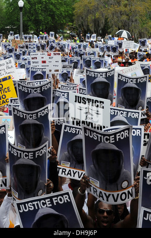 Trayvon Martin sostenitori riuniti in un NAACP rally di fronte Sanford dipartimento di polizia dopo aver marciato attraverso storicamente Foto Stock