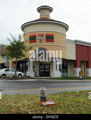 Un Arizona Tè freddo e birilli simboli nella morte di Trayvon Martin sono collocati al di fuori del negozio convience egli ha visitato prima Foto Stock