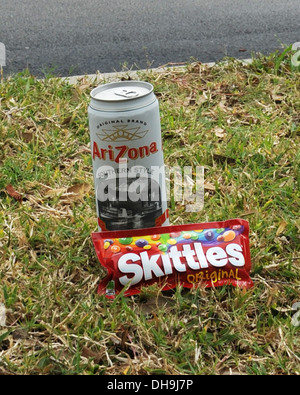 Un Arizona Tè freddo e birilli simboli nella morte di Trayvon Martin sono collocati al di fuori del negozio convience egli ha visitato prima Foto Stock