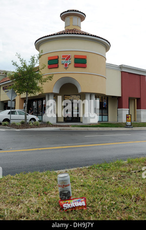 Un Arizona Tè freddo e birilli simboli nella morte di Trayvon Martin sono collocati al di fuori del negozio convience egli ha visitato prima Foto Stock