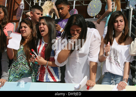A urlare e piangere i fan di british boy band 'una direzione' 2012 Kids Choice Awards tenutosi a Galen Center di Los Angeles Foto Stock