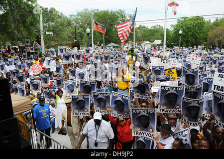 Trayvon Martin sostenitori riuniti in un NAACP rally di fronte Sanford dipartimento di polizia dopo aver marciato attraverso storicamente Foto Stock