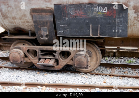 Un sgangherato autocisterna di carburante auto si siede sui binari del treno cantiere alla stazione ferroviaria in Phnom Penh Cambogia. Foto Stock