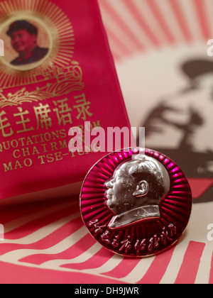 Il presidente cinese Mao badge e citazioni dal presidente Mao Zedong Foto Stock