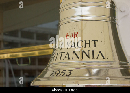 La campana della Royal Yacht Britannia che è ormeggiato a Edimburgo, Scozia. Foto Stock