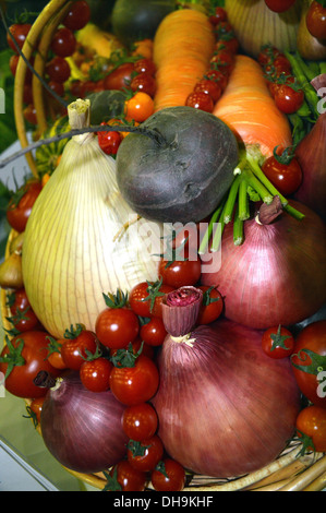 Close up di Vincita esposizione di frutta & verdura in un Trug a Harrogate Autunno Flower Show Yorkshire Foto Stock