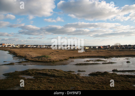 Vista sul fiume Adur, da Shoreham dal mare centro abitato verso Shoreham houseboats Foto Stock