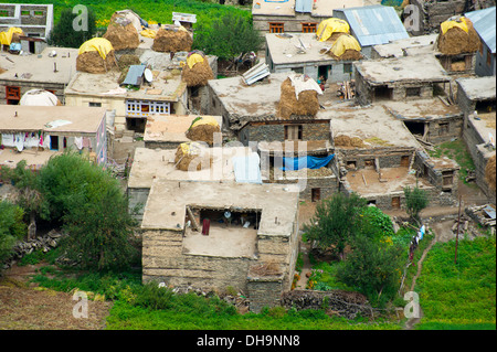 Piccolo villaggio indiano nascosto in Himalaya. India. Himachal Pradesh Foto Stock