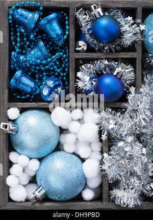 Scatola nera piena di decorazione di Natale Foto Stock