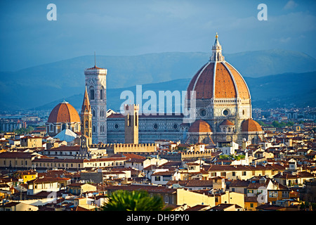 Tetto vista superiore della torre belll e la cupola del Duomo di Firenze Duomo, Basilica di Santa Maria del Fiore, Firenze Italia Foto Stock