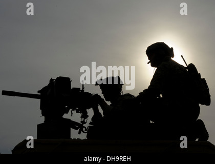 Un esercito delle Forze speciali degli stati incendi un contrassegno 19 di nastro alimentato lanciagranate ad un obiettivo di formazione sulla gamma Eglin Fla., Ott. 30, 2013. Campo Hurlburt gli istruttori utilizzano la gamma di praticare manovre tattiche e armi pesanti formazione. Foto Stock