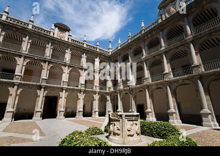 Santo Tomas de Villanueva del chiostro di Alcala de Henares università. (Stile Herreriano) Alcala de Henares, Madrid, Spagna Foto Stock