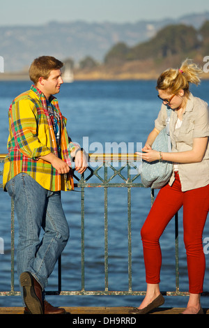 Coppia giovane su Pier 7, San Francisco. Foto Stock