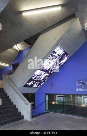 Lamot Centro Congressi, Mechelen, Belgio. Architetto: 51N4E, 2005. Scala di cemento dal primo piano a livelli superiori con il blu Foto Stock