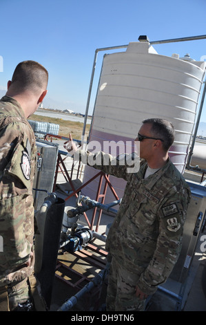 Master Sgt. Paolo a Tito, 455th Expeditionary Manutenzione aeromobili squadrone soprintendente di produzione, nativo di Denver, Colo., Foto Stock