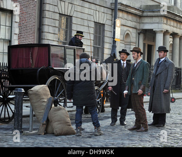 Matthew McFadyen Jermome Flynn e Adam Rothenberg riprese della BBC di nuovo dramma "Ripper Street' su strade di Dublino è di scena un Foto Stock