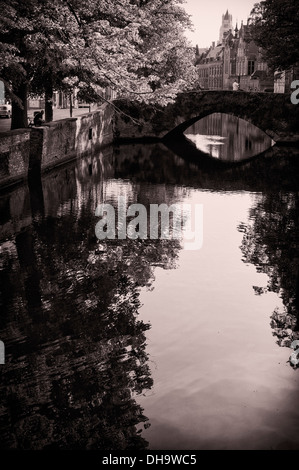 Immagine in bianco e nero di un canale in Bruges, Belgio. Foto Stock