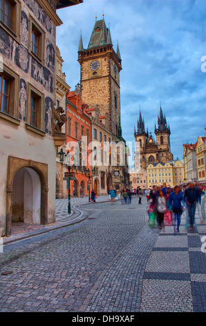 Staromestske Namesti - Piazza della Città Vecchia con il Municipio e la chiesa di Santa Maria di Týn a Praga Foto Stock