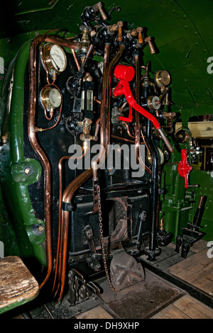 Primo piano di Firebox e controlli sulla locomotiva a vapore di King George V presso il National Railway Museum York North Yorkshire England UK Foto Stock
