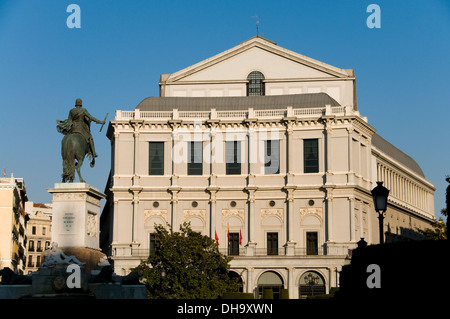 Il Teatro Reale o semplicemente El Real) e il monumento a Felipe IV in primo piano. Plaza de Oriente Square. Madrid, Spagna. Foto Stock