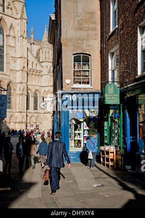 Negozi negozi nel centro della città Minster Gates con Minster in background York North Yorkshire Inghilterra Regno Unito GB Gran Bretagna Foto Stock