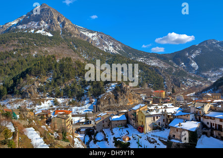 Vista della piccola cittadina francese di tenda tra le montagne sotto il cielo blu d'inverno. Foto Stock