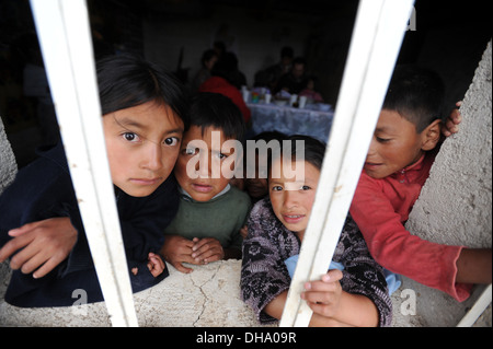 Guatemala bambini indigeni a casa in Caserio Panuca, Solola, Guatemala. Foto Stock