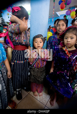 Guatemala bambini in abiti tradizionali a San Jorge La Laguna, Solola, Guatemala. Foto Stock