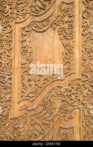Ornati in legno scolpito sulla porta della cattedrale a Chania, Creta. Foto Stock