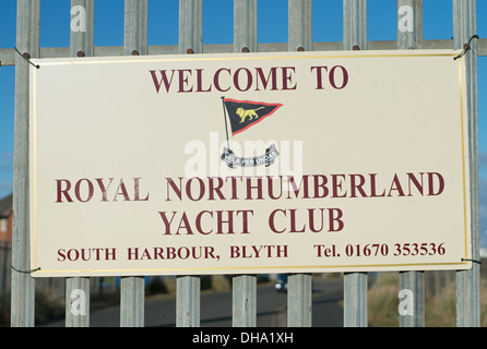 Royal Northumberland Yacht Club segno, sud Porto, Blyth, Northumberland, England, Regno Unito Foto Stock