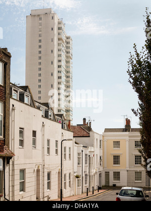 Sussex Heights è una torre residenziale in Brighton. In primo piano tipiche case a schiera di Brighton sul confine con Hove. Foto Stock