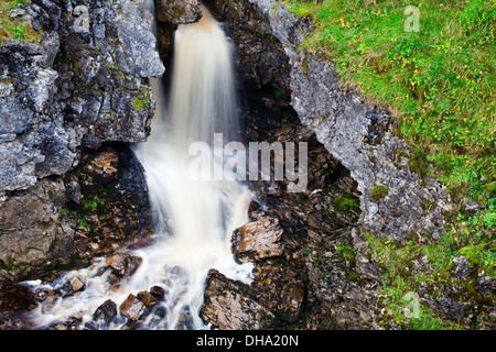 Cascata a Hull in pentola Horton in Ribblesdale Yorkshire Dales Inghilterra Foto Stock