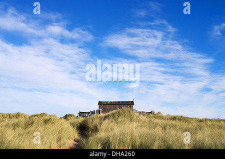 Remote National Trust operaio del capanno Beadnell Bay, Northumberland, England, Regno Unito Foto Stock