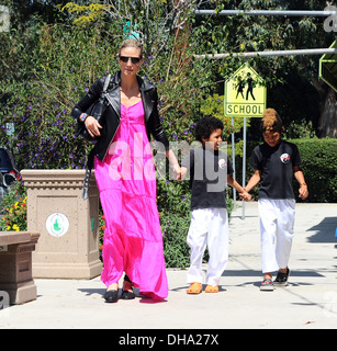 Heidi Klum e figli Johan Samuel e Henry Samuel al di fuori di una classe di karate in Brentwood Los Angeles California - 07.04.12 Foto Stock