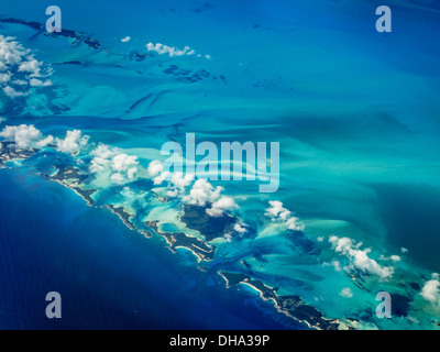 Vista aerea delle isole dei Caraibi catena creando un deserto blu contour Foto Stock