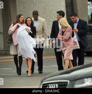 Michelle Heaton e marito Hugh Hanley frequentare battesimo della loro bimba fede Hanley con la famiglia e gli amici a Foto Stock