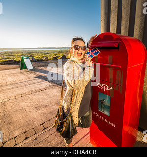 Donna mailing una cartolina da Dimmuborgir, Nord Islanda Foto Stock