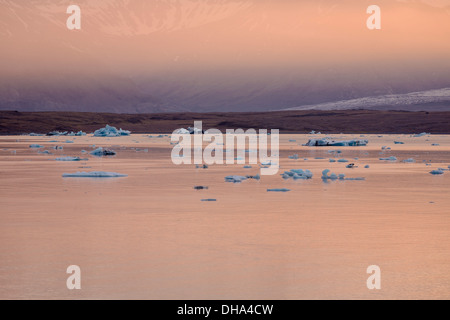 Iceberg sulla Jokulsarlon laguna glaciale, Breidamerkurjokull, Vatnajokull calotta di ghiaccio, Islanda Foto Stock