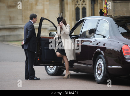 La principessa Eugenie arriva a San Giorgio nella Cappella del Castello di Windsor Pasqua servizio mattutino in cui tre generazioni di Royal Foto Stock