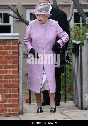 Queen Elizabeth II lascia San Giorgio nella Cappella del Castello di Windsor dopo aver frequentato la Pasqua mattutino servizio in cui tre generazioni Foto Stock