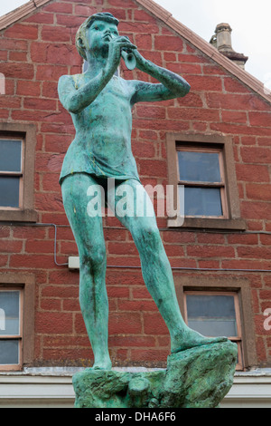 La statua di Peter Pan è nel centro di Kirriemuir, Scozia, il luogo di nascita di JM Barrie, il creatore di Peter Pan. Foto Stock