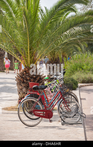 Biciclette in un rack di San Benedetto Foto Stock