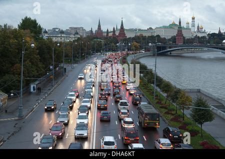 La congestione del traffico in serata sulle rive del fiume Mosca Mosca, Russia, 29 Settembre 2013 Foto Stock