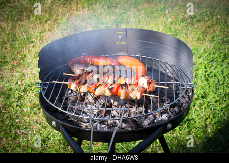 Barbecue con fiery salsicce alla griglia Foto Stock