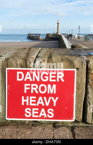 Pericolo dal mare grosso cartello segnaletico, Whitby, North Yorkshire, Inghilterra, Regno Unito Foto Stock