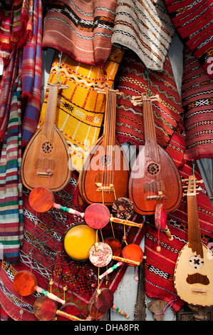 Marrakech marocco Musical Instrument shop tamburo di chitarra Foto Stock