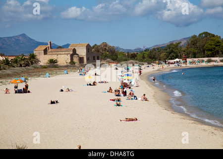 Spiaggia di Nora con San Efisio chiesa in Sardegna Foto Stock