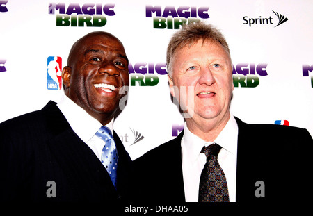 Earvin Magic Johnson e Larry Bird Broadway apertura notturna di 'Magic/Bird a Longacre Theatre - Arrivi New York City USA - Foto Stock