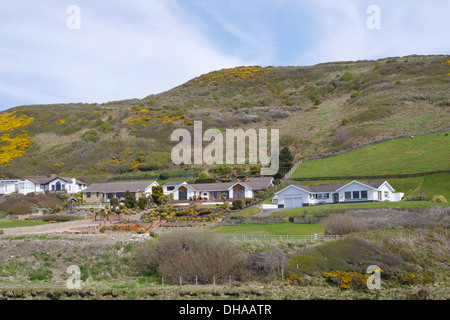 Proprietà privata proprietario occupò gran piano singolo bungalows sul bordo del fiume Ystwyth, Aberystwyth, Wales, Regno Unito Foto Stock