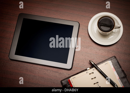 Compressa vuota e una tazza di caffè sulla scrivania Foto Stock